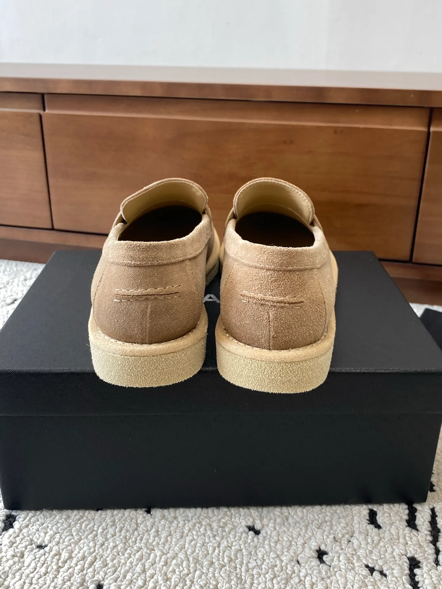 👟👟Ex-factory price 620👟👟High-end notebook 🍀2025 autumn and winter new Chanel Chanel entrance hardware buckle, Loaf loafers, can be worn all year round. No matter when you wear it, it is very high-end and durable. Go shopping and attract attention on the street! Easily travel between commuting and leisure occasions, and become a carefree fashionable and elegant woman ~ Upper: cowhide/cow nubuck leather/open edge beads Inner: lambskin Sole: Italian raw rubber outsole leather strip Code number: 35-39 (40/41 customized, non-refundable and non-exchangeable 👉 Buy now👉 Buy now👉 Buy now👉